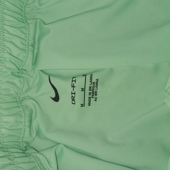 NWT WOMENS NIKE ONE DRI-FIT LINED SHORTS GREEN, SIZE M - Picture 4 of 13